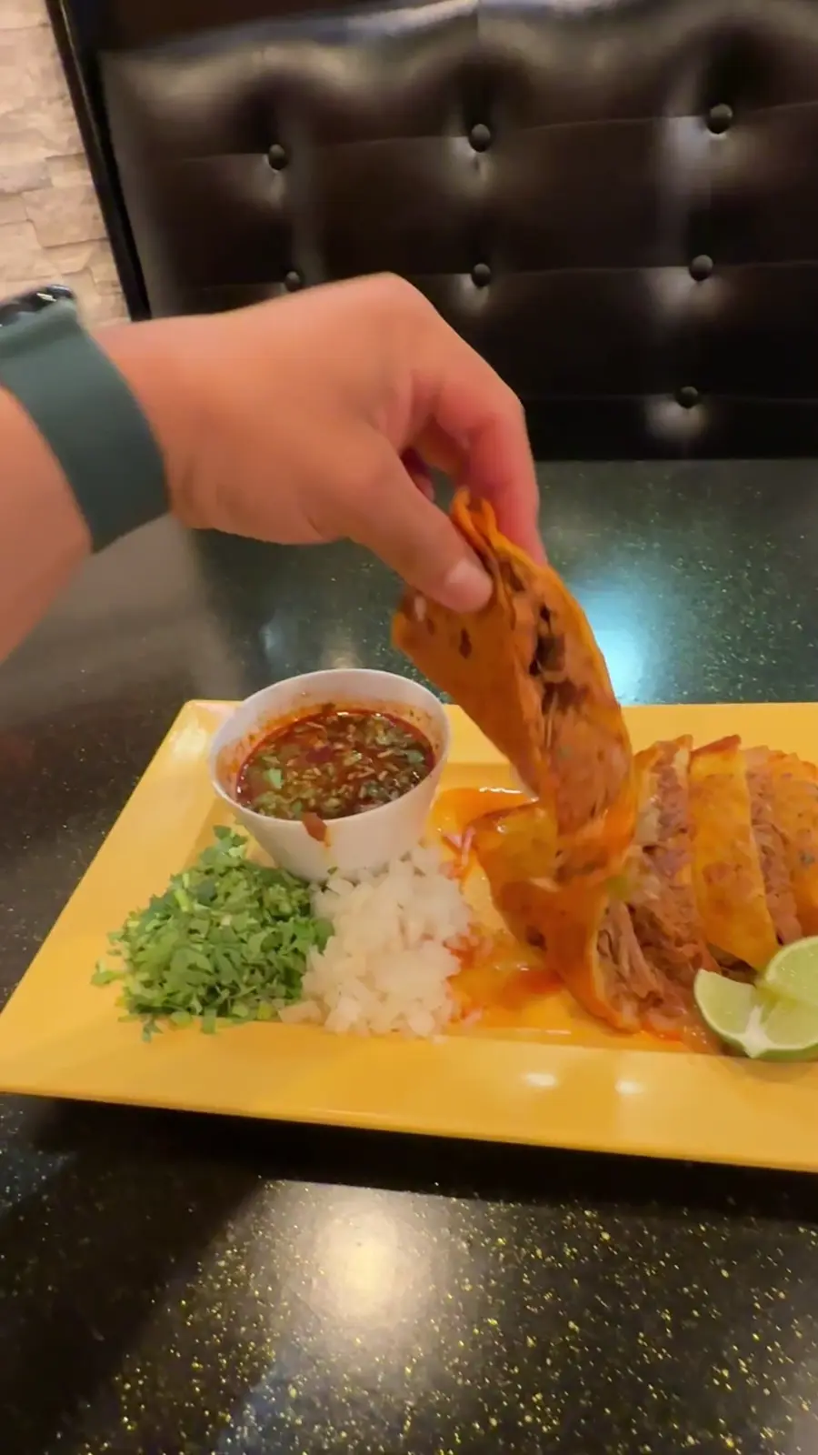 Tacos de El Parián servidos con consomé